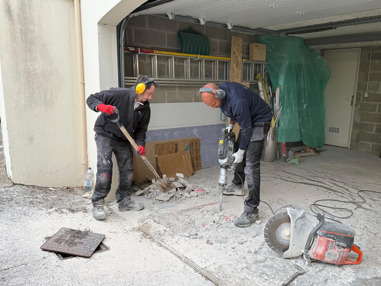 Deux ouvriers réalisant des travaux dans un garage